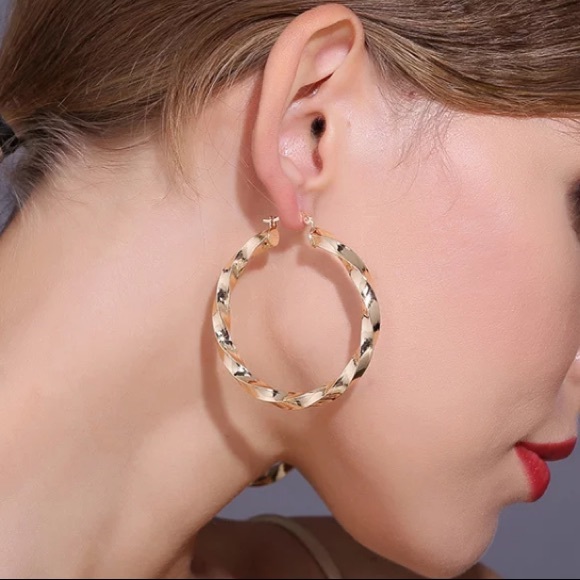 Jewelry - NWOT twisted gold hoop earrings